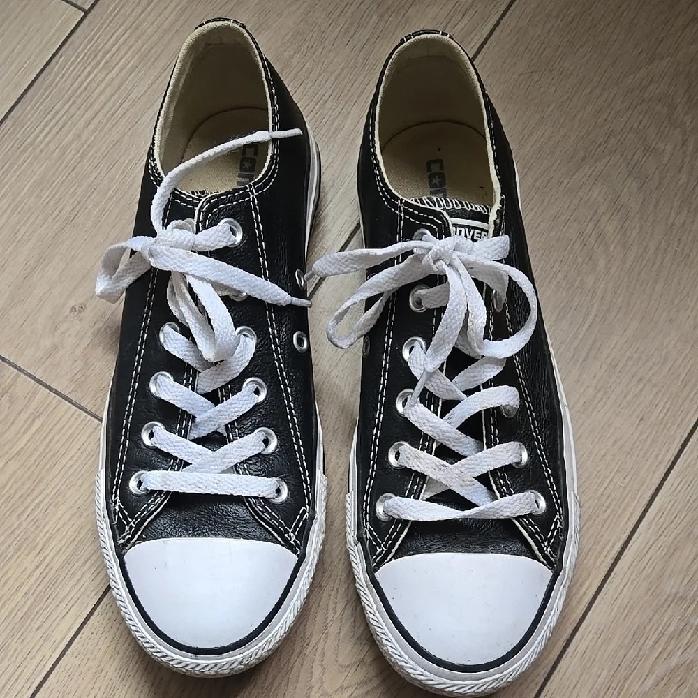 CONVERSE Black and White Leather Low-Top Sneakers Sz Wo's 8 Men's 6